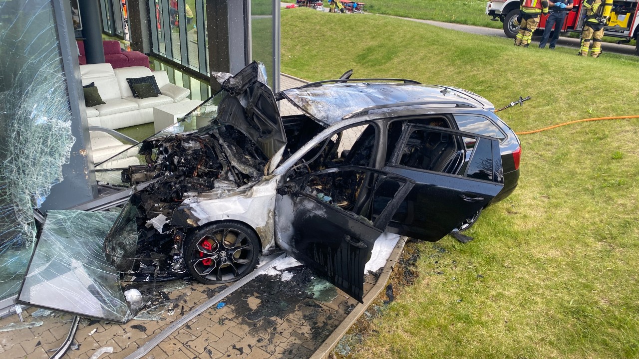 Mitarbeiter des Möbelgeschäfts in Essen hatten die beiden schwerverletzten Insassen aus dem brennenden Auto gezogen. 