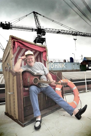 Der Mann mit der markanten tiefen Stimme liebte die Hansestadt Hamburg. Er lebte auf einem Hausboot.