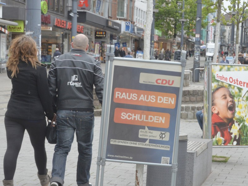 Das haben sich wohl auch die Wittener Sozialdemokraten gedacht. Sie plakatierten fröhlich Frohe Ostern! Das hilft zwar nicht bei der Wahlentscheidung, kommt aber besser an als der trockene Raus aus den Schulden-Slogan der örtlichen CDU.