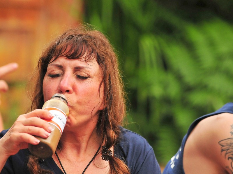 Tina York hat bei ihrem Drink zu kämpfen. Gequält und angewidert schluckt sie die braune Brühe runter.