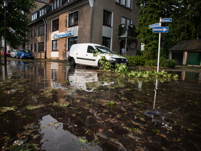 Am Donnerstagabend zog ein heftiges Gewitter über Essen-Werden. Viele Straßen wurden geflutet.