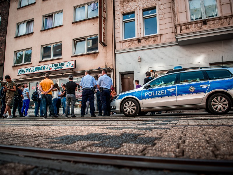  Die Task-Force für Schrottimmobilien begutachtete am 19. Juli 2017 zwei Häuser in Duisburg Marxloh. Die Häuser können aufgrund von Mängeln geschlossen werden. Ordnungsamt, Feuerwehr, Stadt und Polizei waren bei dem Einsatz dabei.