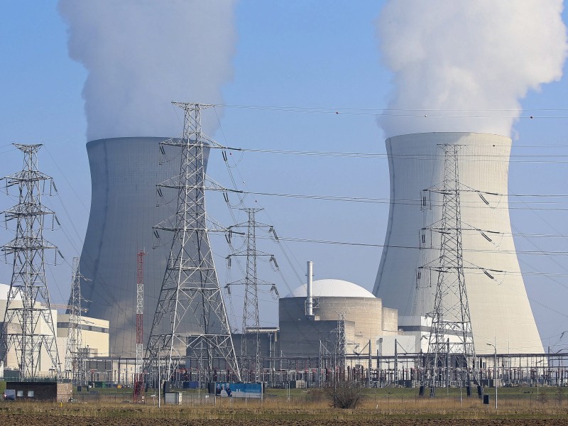 Am Nachmittag wurde das Atomkraftwerk Tihange, 70 Kilometer von Aachen entfernt, teilweise evakuiert. Über eine konkrete wurde nichts bekannt, es halte sich um eine präventive Maßnahme, hieß es aus Sicherheitskreisen.