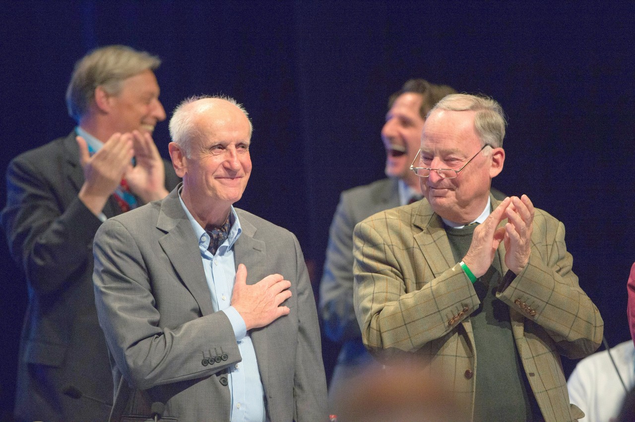 Alexander Gauland beklatscht Albrecht Glaser. Glaser  wurde als Kandidat der AfD zur Wahl des Bundespräsidenten präsentiert. Der 74-Jährige sagte, der Islam gehöre nicht zu Deutschland wegen seines „Urcredos“, dass Gott den Mann über die Frau gestellt habe. Er sprach sich für Asyl für Muslime aus, die sich vom Islam lossagen. 