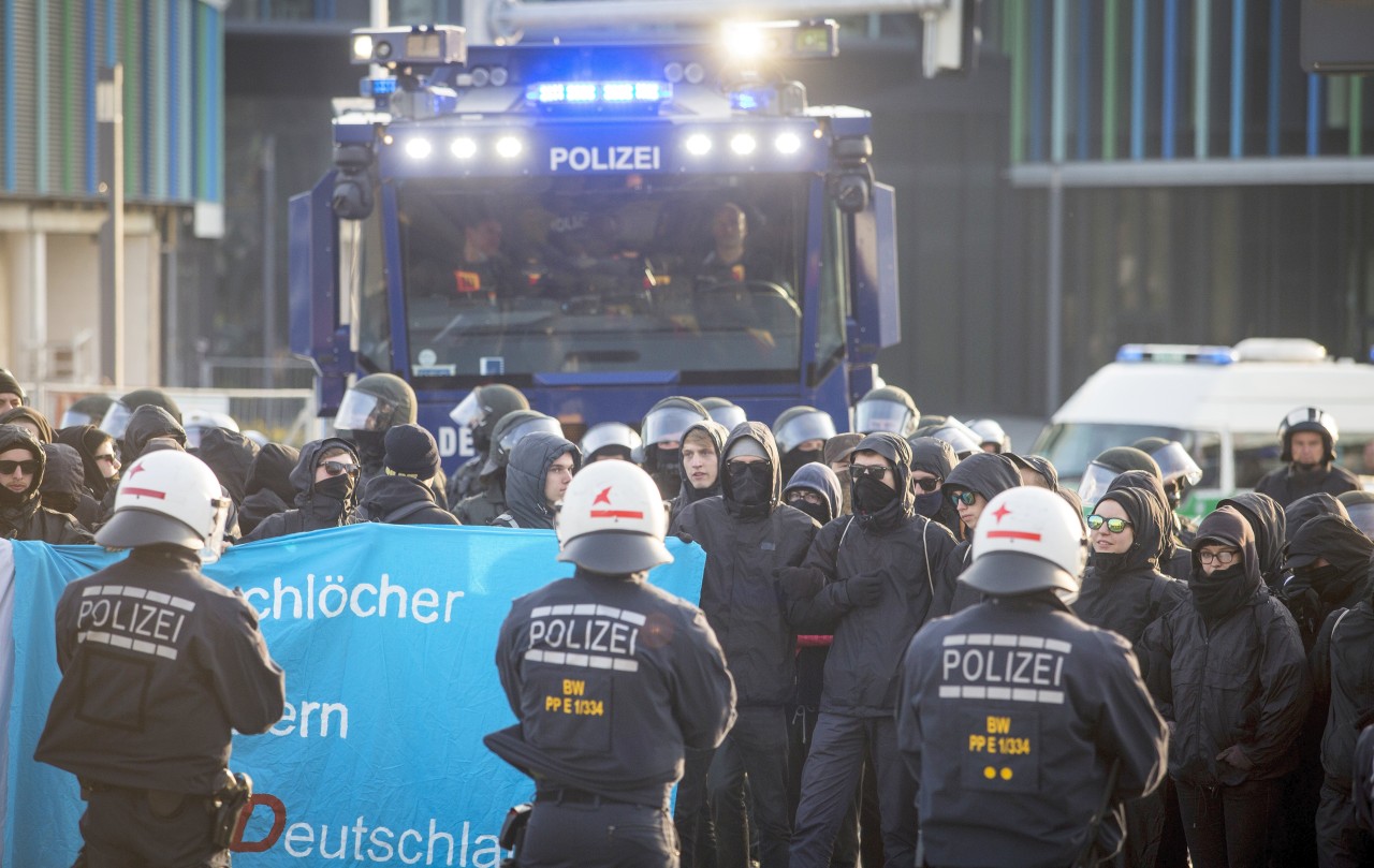 Polizeikräfte umstellen zahlreiche Demonstranten, die die Zufahrten blockieren wollen. Mehrere Hundert Menschen wurden vor allem wegen Landfriedensbruchs in Gewahrsam genommen 