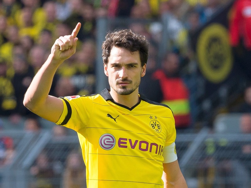 Seit 2007 ist sie mit dem Nationalspieler Mats Hummels zusammen.