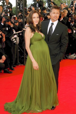 Im Jahr 2006 bekamen Pitt und Jolie ihr erstes gemeinsames Kind – Tochter Shiloh. 2008 kamen im französischen Nizza zwei weitere gemeinsame Kinder zur Welt: die Zwillinge Vivienne Marcheline und Knox Léon. Zudem hat das Paar drei adoptierte Kinder.