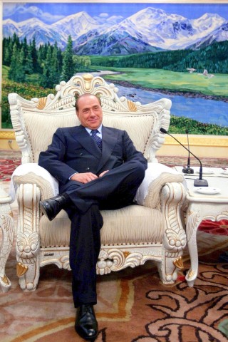 Das Bild zeigt den Cavaliere im Jahr 2003 in seiner Eigenschaft als EU-Ratspräsident vor Beginn des EU-China-Gipfels in Peking.
