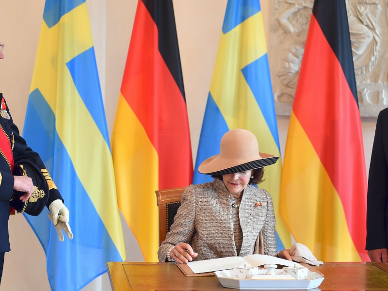 ... Königin Silvia in das Goldene Buch ein. 