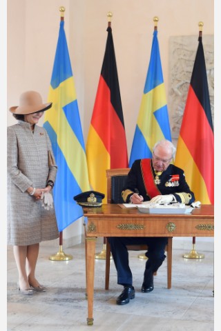 Im Schloss Bellevue trug sich erst König Carl Gustaf und dann ...