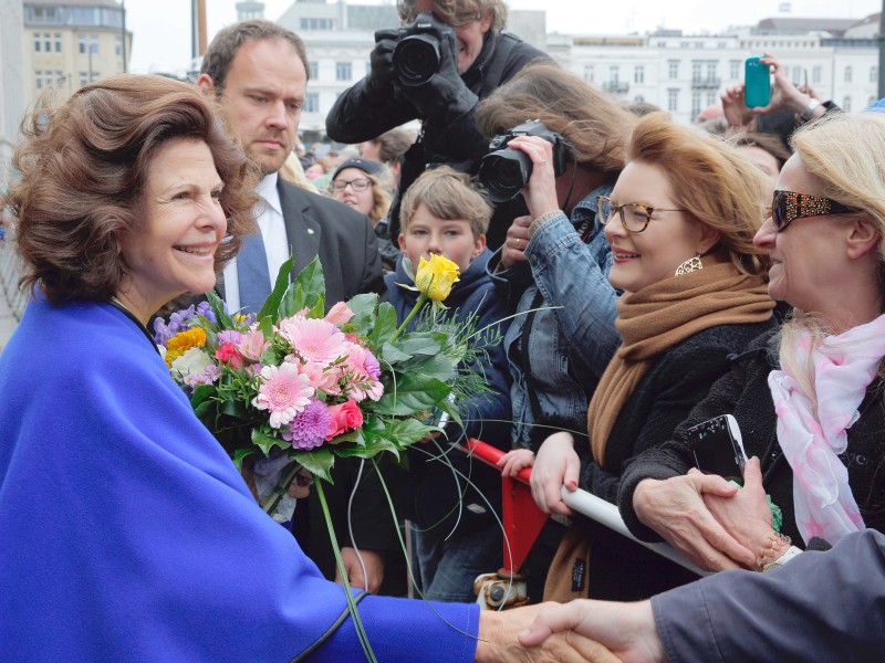 Eine steife Brise erwartete Königin Silvia und ihren königlichen Gatten am zweiten Tag ihrer Deutschlandreise. Das Paar hat eine Stippvisite ... 