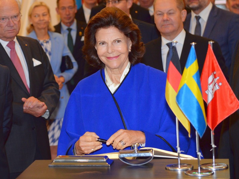 ... dem obligatorischen Eintrag ins Goldene Buch stand für das Stadtoberhaupt und die Monarchen eine Wirtschaftskonferenz in der benachbarten Handelskammer auf dem Programm. 