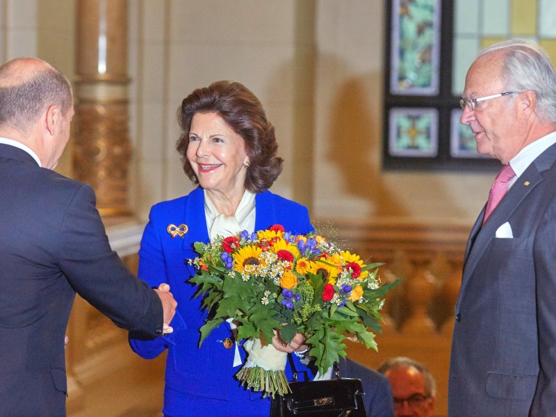 ... in der Hansestadt Hamburg eingelegt und wurde von Hamburgs Erstem Bürgermeister Olaf Scholz (SPD, l.) begrüßt. Nach einem kurzen Gespräch hinter verschlossenen Türen und ... 