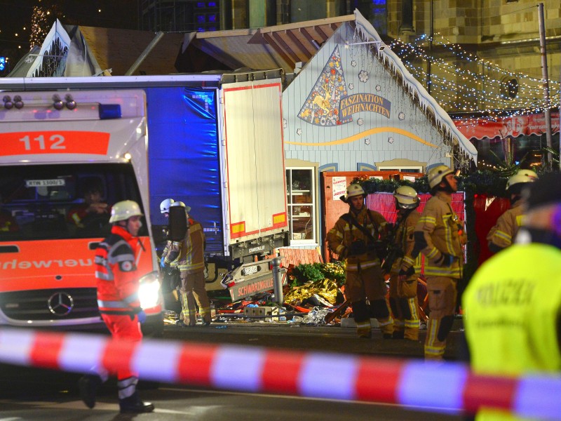 Die Rettungskräfte waren bis tief in die Nacht im Einsatz.