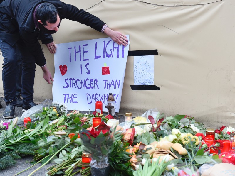 Ein Passant stellte ein Plakat auf. Darauf stand: „The light is stronger than the darkness“ – „Das Licht ist stärker als die Dunkelheit“.