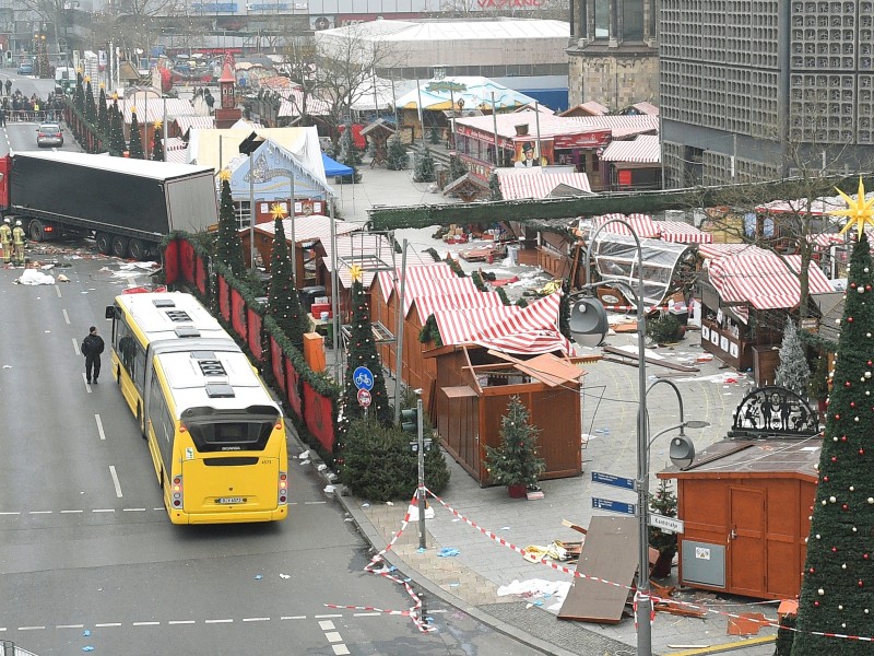 Der Lkw, mit dem der Täter am Montag in die Menge gerast war, stand am Dienstagvormittag noch immer auf der Budapester Straße am Breitscheidplatz.