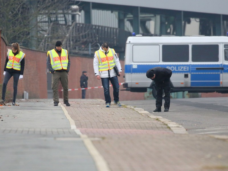 Polizeibeamte untersuchten zwei Tage nach dem Attentat den Platz, an dem der Todes-Lkw vor seiner verheerenden Fahrt gestanden hatte. Es blieb zunächst unklar, ob Anis Amri hier das Fahrzeug unter seine Kontrolle brachte. Daten der Spedition zeigten, dass der Wagen vor dem Anschlag hier mehrmals gestartet wurde – als ob ein ungeübter Fahrer am Steuer gesessen hatte.