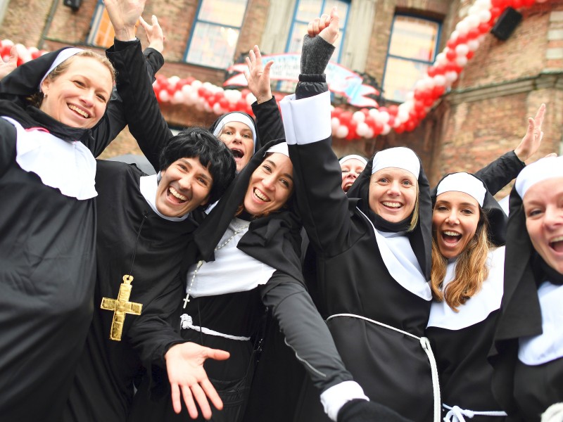 Ausgelassene Stimmung bei diesen Nonnen vor dem Rathaus in der Düsseldorfer Altstadt.