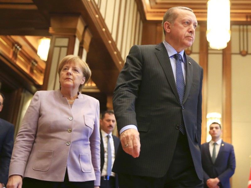 Warme Worte, die wohl niemand in der EU mehr mit dem heutigen türkischen Staatspräsidenten verbinden würde. Im Gegensatz zu ihrem Vorgänger scheint Bundeskanzlerin Angela Merkel (CDU, l.) kein Lächeln mehr für Erdogan übrig zu haben. Erdogan griff am 13. März 2017 bei einer Veranstaltung in Ankara erneut Bundeskanzlerin Angela Merkel an, die sich im Streit um Auftrittsverbote hinter die Regierung in Den Haag gestellt hatte. 