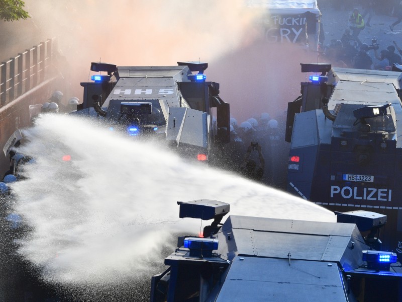 Sie setzte Wasserwerfer ein.