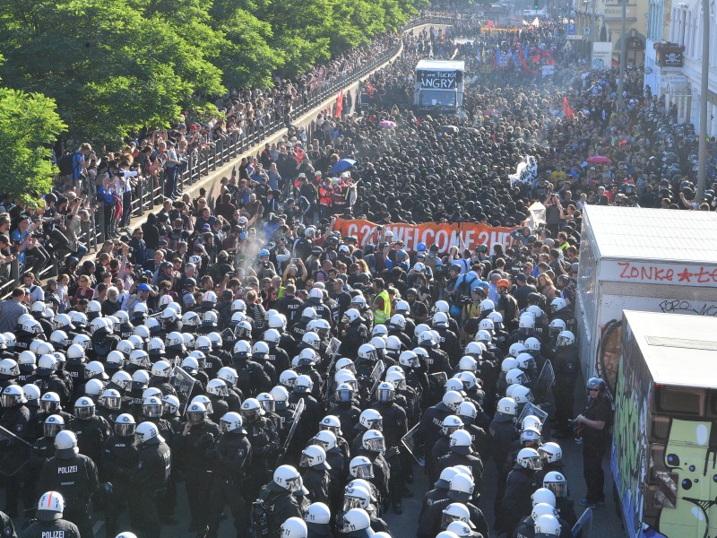 Doch nur kurz nachdem sich der Protestzug in Bewegung gesetzt hatte, kam es zu Auseinandersetzungen zwischen Polizei und Demonstranten.