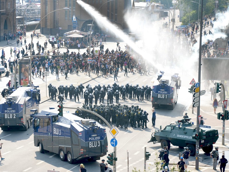 Nahe der Landungsbrücken setzte die Polizei am Freitagnachmittag Wasserwerfer gegen Demonstranten ein. Sie hatte dem Zug mit mehreren tausend Teilnehmern den Weg von den Landungsbrücken zur wenige hundert Meter entfernten Elbphilharmonie abgeschnitten. In der Elbphilharmonie soll am Abend ein Konzert für die Staats- und Regierungschefs des G20-Gipfels stattfinden.