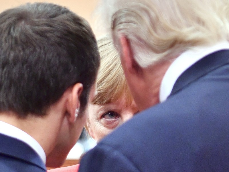 Mit Frankreich pflegt Kanzlerin Merkel gute Beziehungen, so etwa zum neuen französischen Ministerpräsidenten Emmanuel Macron. Hier sind die beiden im Gespräch mit Donald Trump zu sehen.