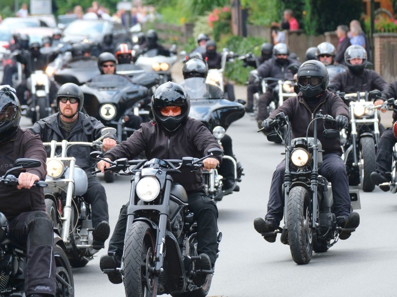 Eine Motorrad-Eskorte begleitete zuvor die Limousine des Brautpares.