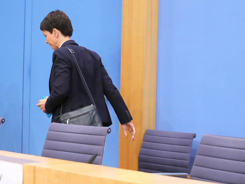 ... verließ die Pressekonferenz ihrer Partei und kündigte an, nicht der AfD-Fraktion im Bundestag angehören zu wollen. Sie wolle sich als Führungsfigur für einen „konservativen Neuanfang“ positionieren. Nach ihrem Parteiaustritt kündigte Petry an, eine neue Partei zu gründen.
