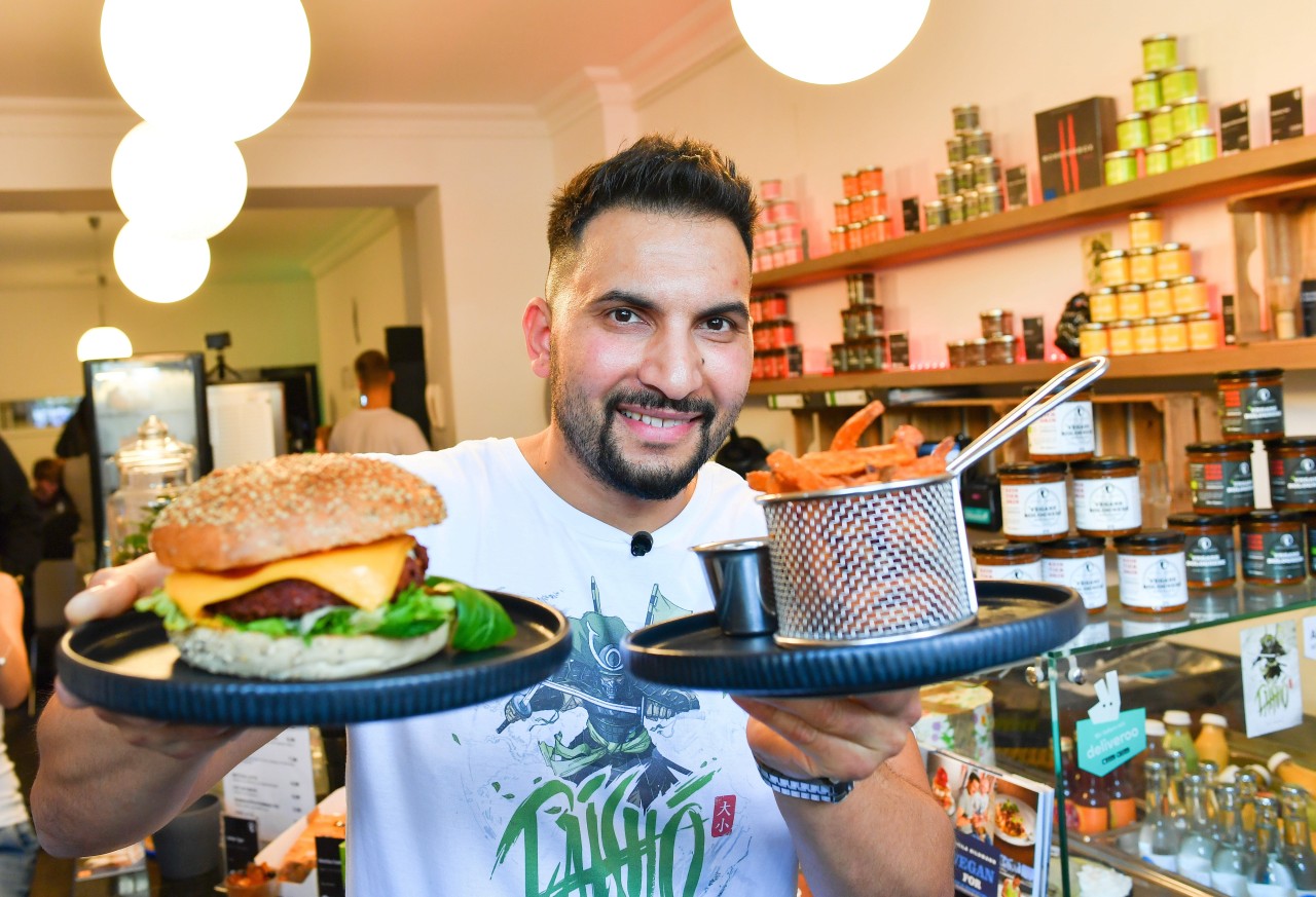 Beim Testessen in Hildmanns Imbiss gab es für die Journalisten einen veganen Burger und Süßkartoffelpommes.