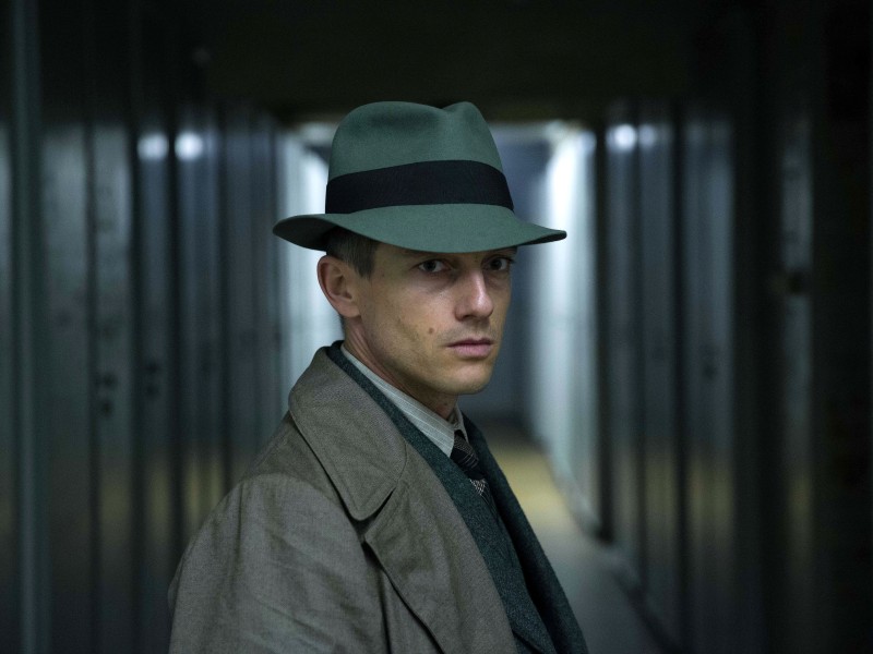 Schauspieler Volker Bruch (als Kommissar Gereon Rath) in einer Szene der Serie „Babylon Berlin“. Er erhält die Goldene Kamera in der Kategorie „Bester deutscher Schauspieler“.