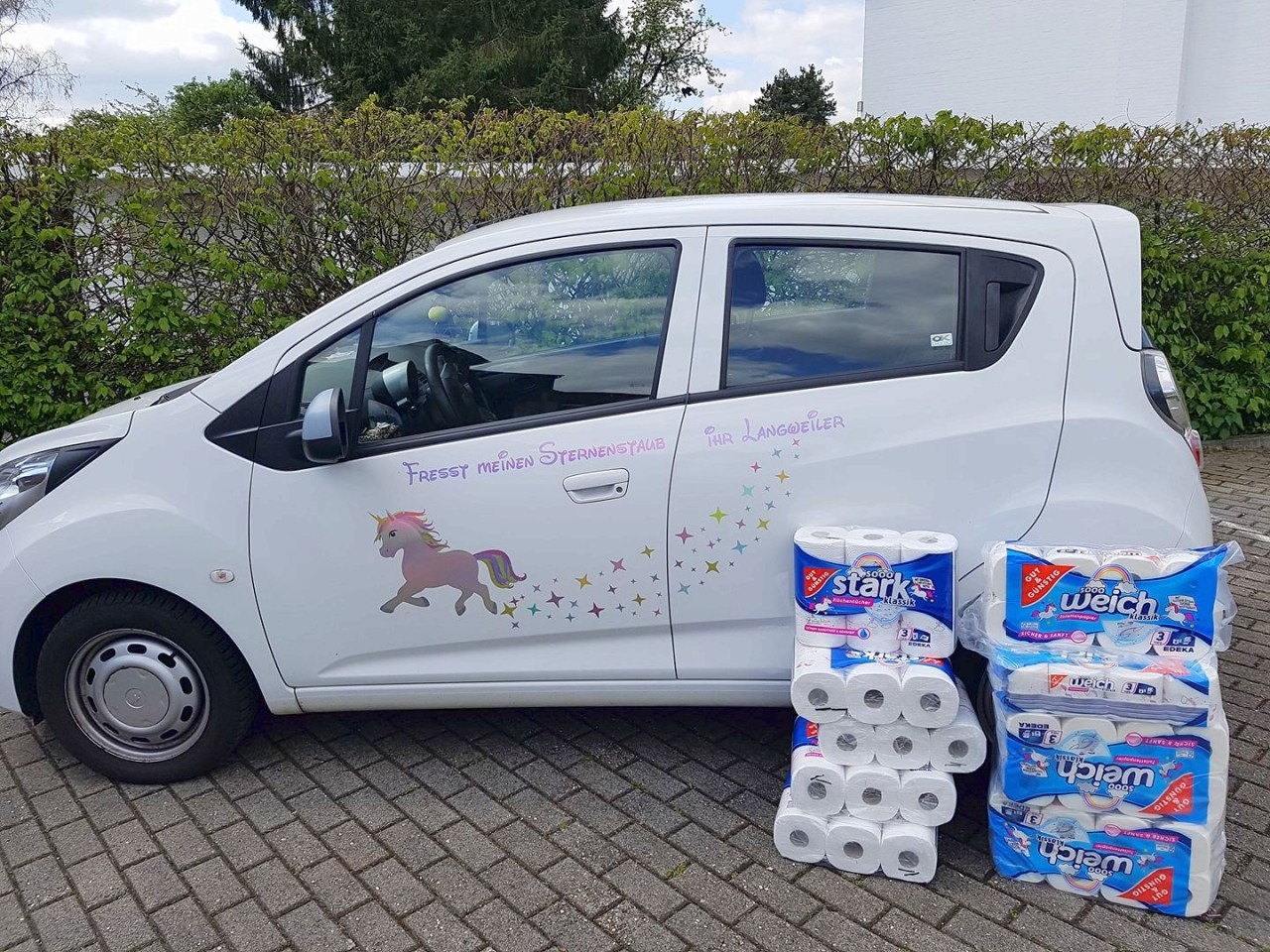 Vor dem Einhorn-Auto 15 Rollen Einhorn-Küchenpapier und mindestens 48 Rollen Einhorn-Toilettenpapier: Das Foto postete Franzi Drost an die Facebookseite von Edeka.