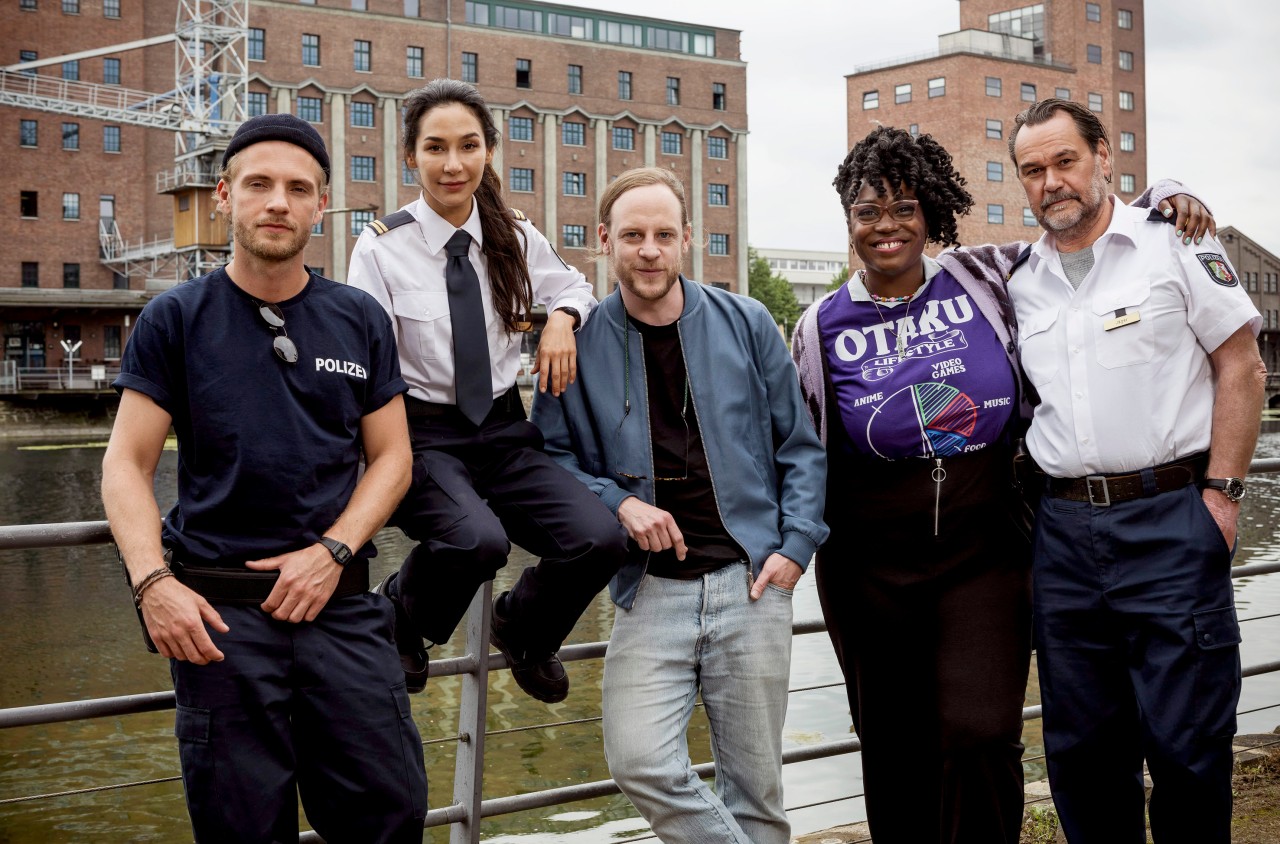 Von links: Frank van Dijk (Niklas Osterloh), Arda Turan (Yasemin Cetinkaya), Regisseur Matthias Koßmehl, Lena Preser (Romy Vreden) und Gerhard Jäger (Markus John).