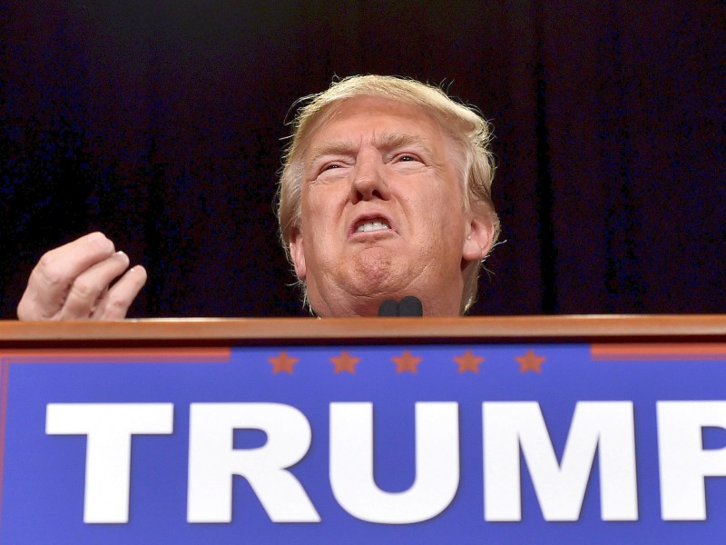 Donald Trump über den republikanischen Senator John McCain, der während des Vietnamkriegs fünf Jahre in Kriegsgefangenschaft war: „Er ist kein Kriegsheld. Er war ein Kriegsheld, weil er gefangen genommen wurde. Ich mag Leute, die nicht gefangen genommen wurden.“