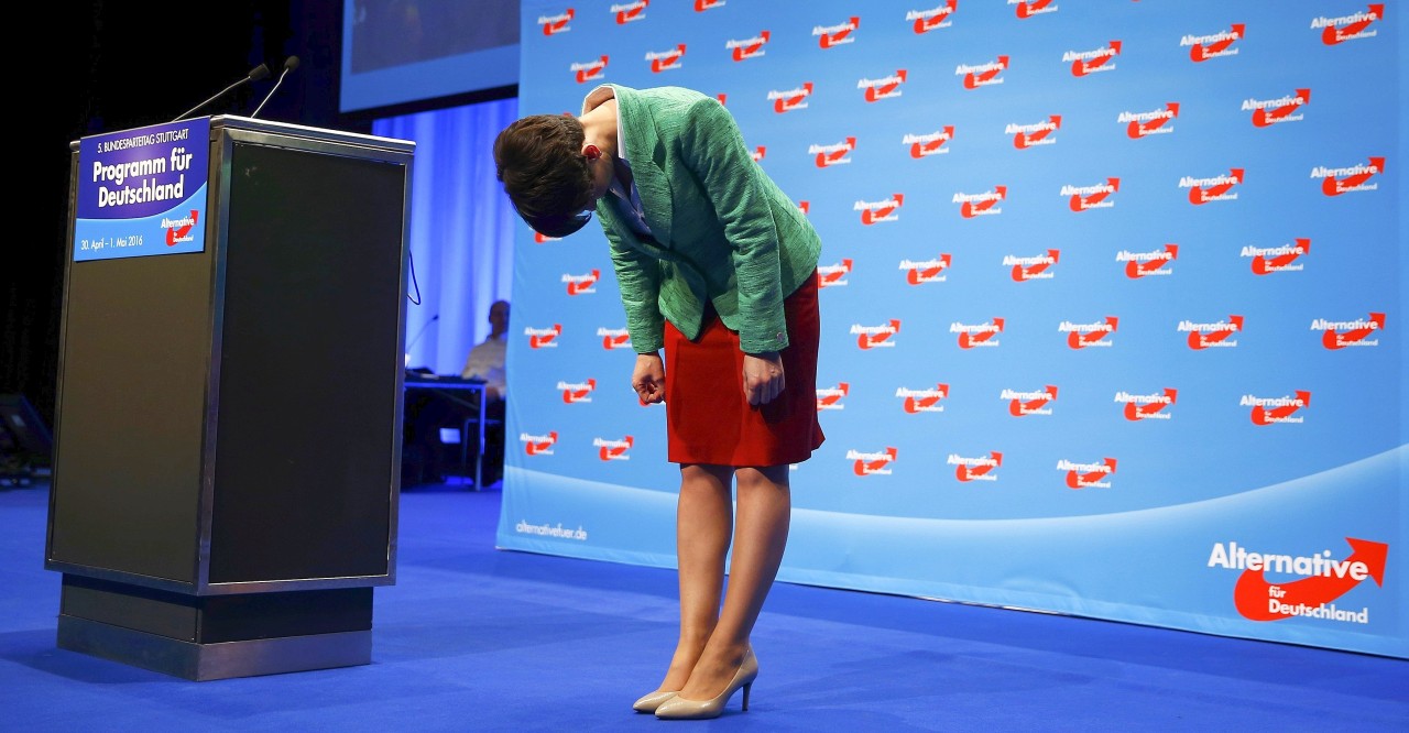 Das steht sie wieder mit beiden Beinen fest auf dem Boden und bedankt sich nach ihrer Rede. 