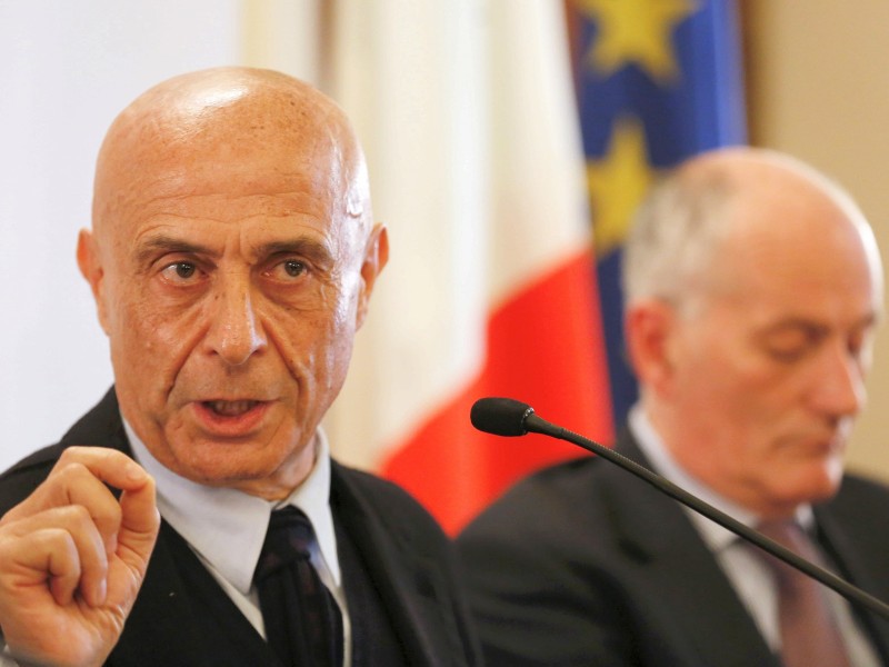 Am Tag vor Heiligabend, also vier Tage nach dem Anschlag, bestätigten Italiens Innenminister Marco Minniti (l.) und Polizeichef Franco Gabrielli, dass es sich bei dem getöteten Mann um Anis Amri handelt.