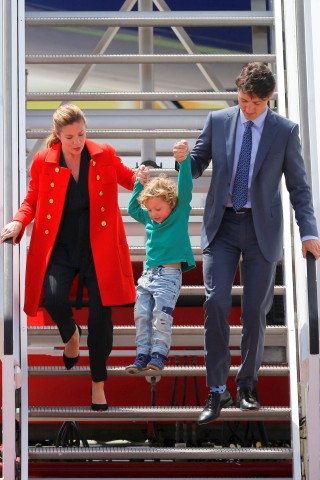 Am Donnerstag reiste auch Kanadas Regierungschef Justin Trudeau mit Ehefrau Sophie und Sohn Hadrien in Hamburg an. Der Kleine hatte anscheinend seinen Spaß bei der Ankunft.