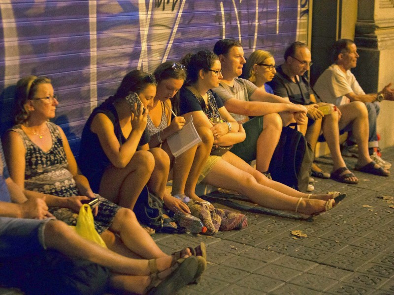 Die Menschen in der Gegend von Las Ramblas waren während der Geschehnisse von der Polizei aufgefordert worden, sich nicht von der Stelle zu bewegen.