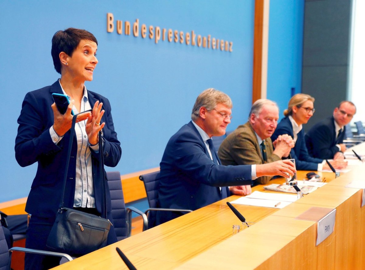 2017-09-25T102359Z_1183535251_RC1BA045F830_RTRMADP_3_GERMANY-ELECTION-REACTION-AFD.JPG