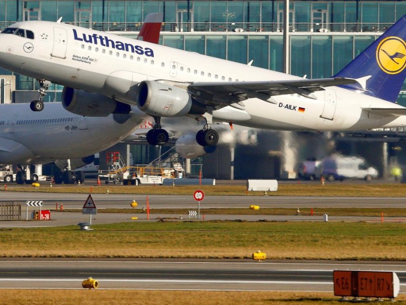 2018-01-11T154516Z_542934989_RC14488D8640_RTRMADP_3_ALITALIA-M-A-LUFTHANSA.JPG