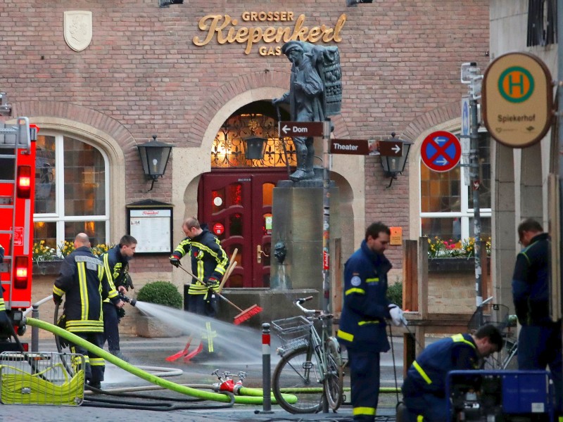 Am Morgen nach der Tat säuberten Feuerwehrleute den Bereich vor der Gaststätte. 