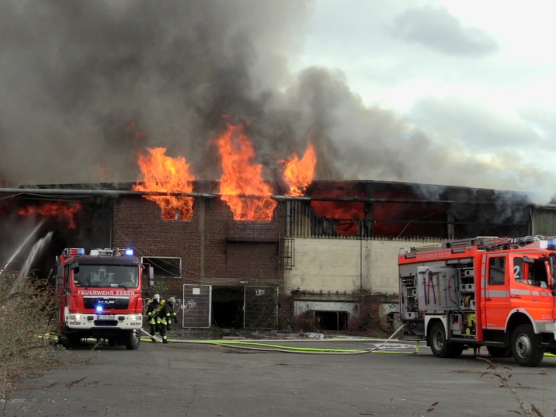 In Essen brennt eine Lagerhalle.