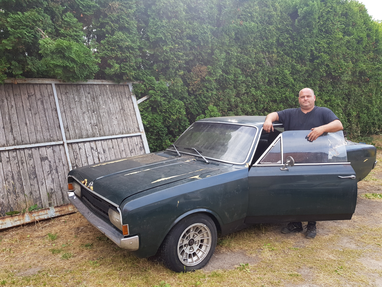 Holger Salmon hat den Oldtimer schon von dem Moos befreit. Der Motor des 47 Jahre alte Commodore sprang sogar noch an. 