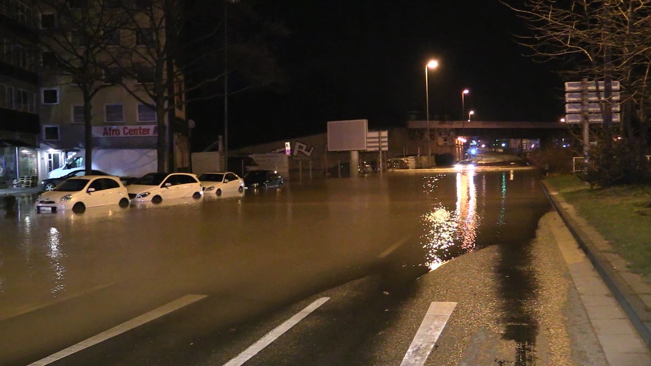 Die ganze Straße stand unter Wasser.