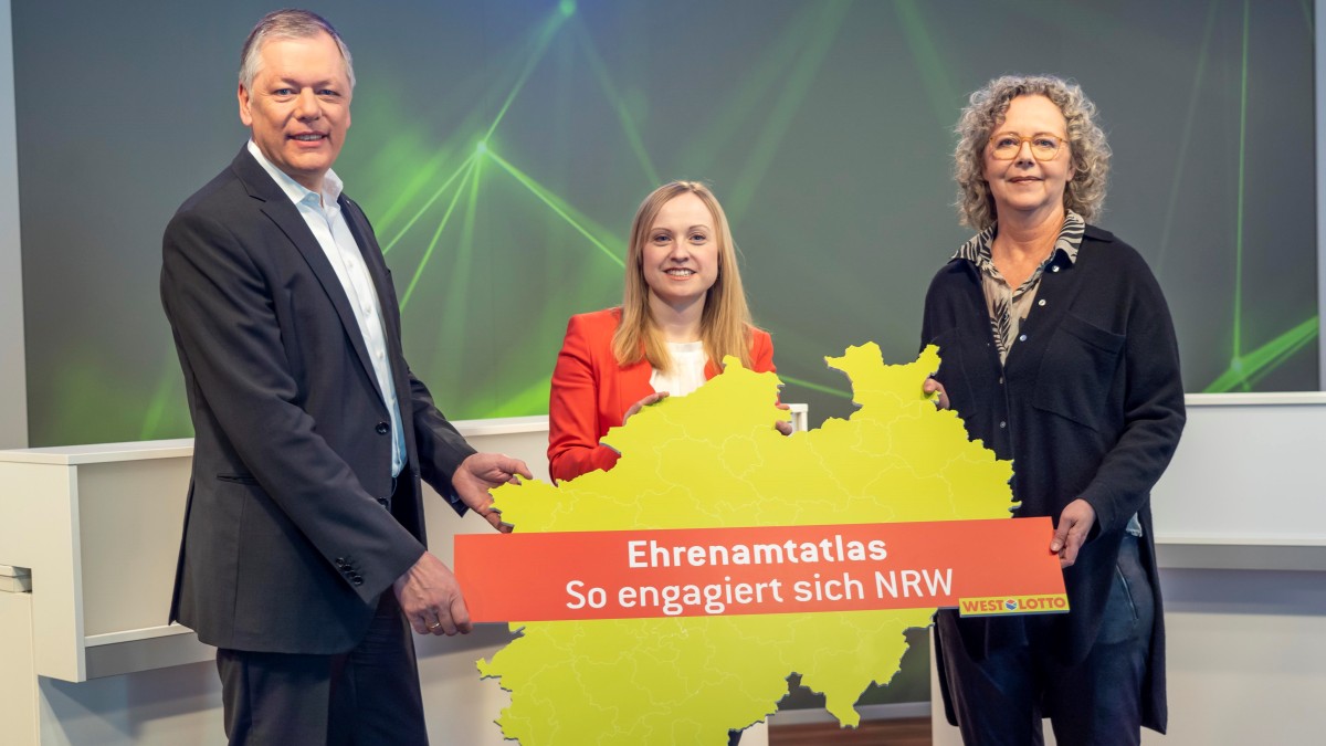 Andreas Kötter, Sprecher der WestLotto Geschäftsführung, Prof. Dr. Andrea Walter, Ehrenamtsforscherin an der Hochschule für Polizei und öffentliche Verwaltung NRW, sowie Christiane Jansen, Geschäftsführerin von WestLotto.