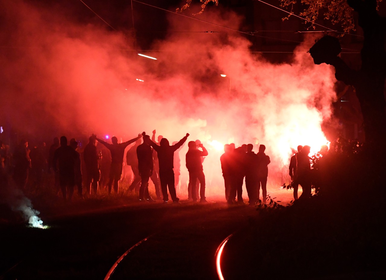 Pyro, Feuerwerk und Autokorso trotz Ausgangssperre.