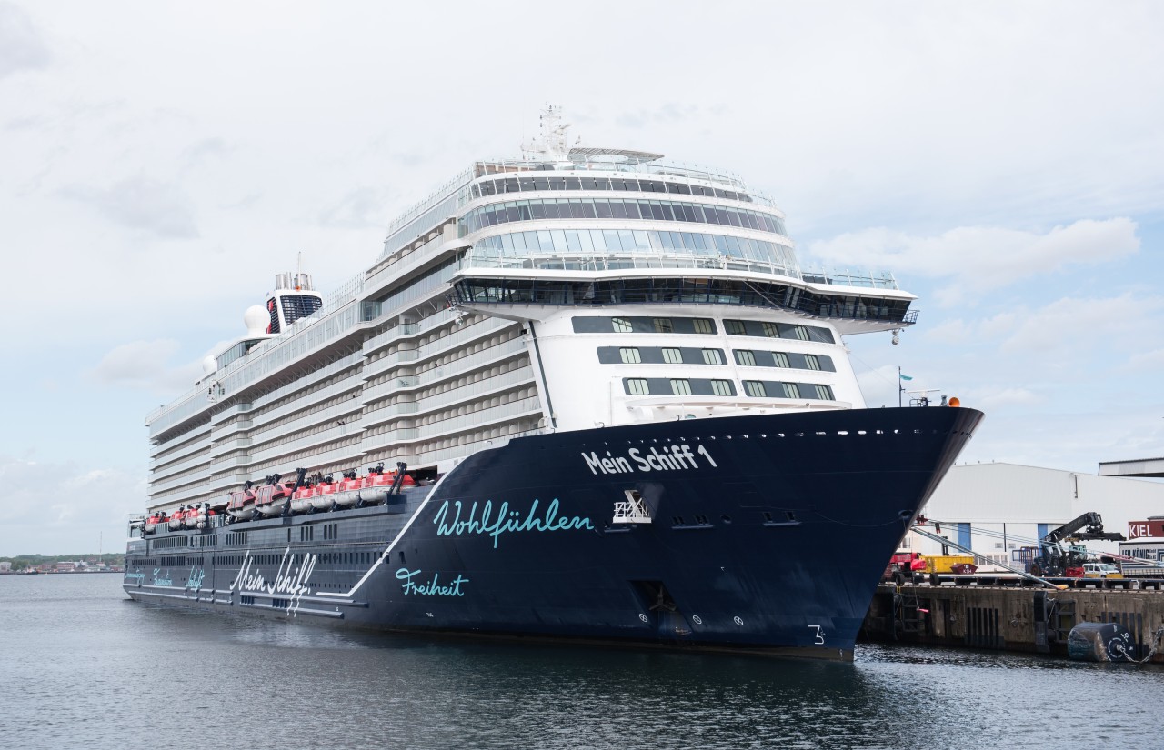 Ein Tui-Kreuzfahrtschiff im Hafen von Kiel. 