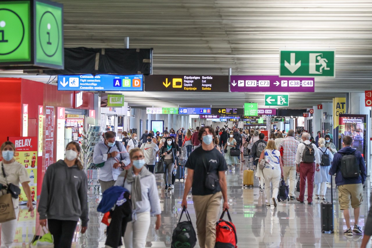 Urlauber am Flughafen Palma de Mallorca. Für einige deutsche Touristen gelten in Spanien jetzt strengere Einreiseregeln. 