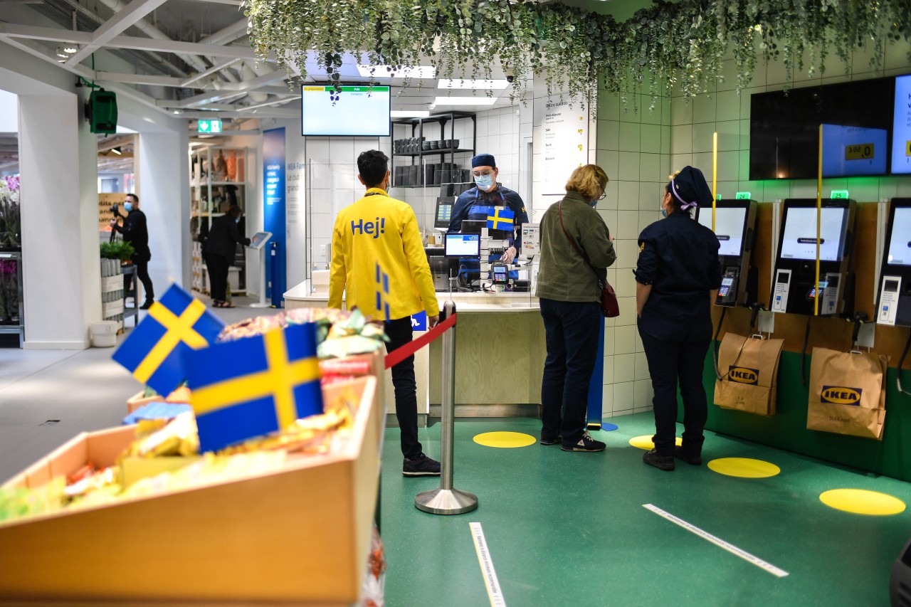 Hotdog-Fans decken sich bei Ikea gerne auch für zu Hause ein. (Symbolbild)