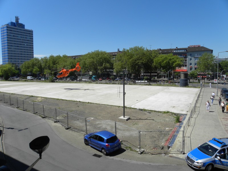 Am 25. Mai wurden drei Passanten leicht verletzt, als der Rettungshubschrauber Christoph 9 auf der Bahnhofsplatte landete. Vermutlich kippte der Bauzaun, der den Deckel des Mercatortunnels umgibt, auf etwa 60 Metern Länge um und stürzte auf den Gehweg.